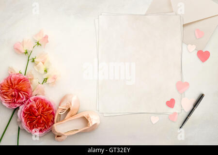 Piuttosto elegante Desktop Mockup flatlay fotografia stock, ottimo per i blogger di stile di vita e le piccole imprese e per pubblicizzare un evento , Wedding, festa Foto Stock