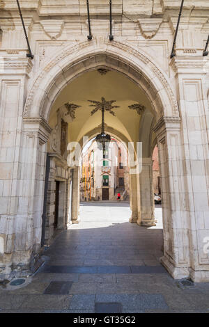 Uno dei tre archi che sostengono il Municipio in Plaza Mayor, Cuenca, Castilla La Mancha, in Spagna Foto Stock