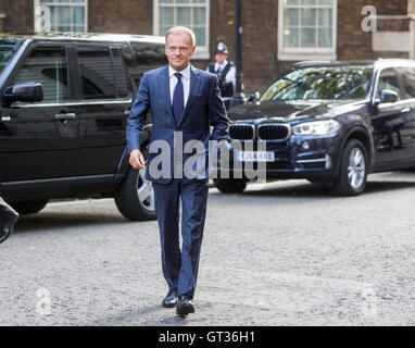 Donald Tusk,Presidente del Consiglio europeo dal 1 dicembre 2014,arriva al 10 di Downing Street per avere colloqui con Theresa Maggio Foto Stock