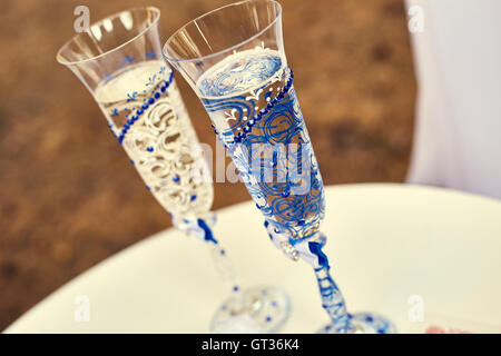 Splendidamente decorate occhiali di nozze con champagne Foto Stock