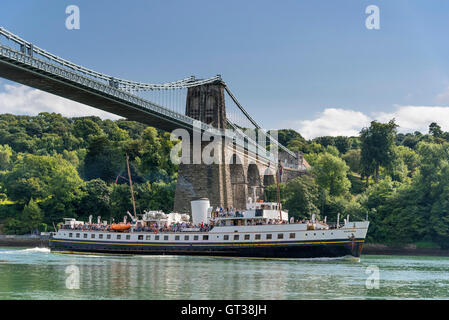 La MV Balmoral crociera panoramica in barca il Menai Strait Anglesey nel Galles del Nord. Passando sotto Telford Menai Bridge di sospensione. Foto Stock