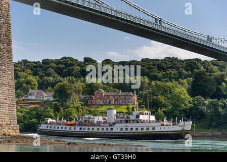 La MV Balmoral crociera panoramica in barca il Menai Strait Anglesey nel Galles del Nord. Passando sotto Telford Menai Bridge di sospensione. Foto Stock