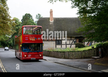 Stagecoach open top bus tour passando Anne Hathaway's Cottage, Shottery, Warwickshire, Regno Unito Foto Stock