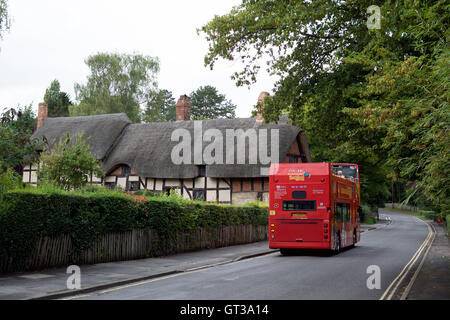 Stagecoach open top bus tour passando Anne Hathaway's Cottage, Shottery, Warwickshire, Regno Unito Foto Stock