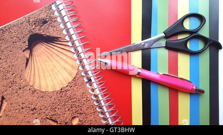 Documenti a colori di geometria composizione piana sfondo con penna rosa e un paio di forbici Foto Stock