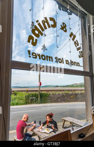 Pesce e patatine in Arnside, Lancashire/Cumbria confine Foto Stock