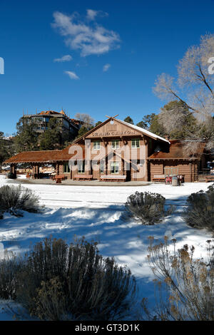 Santa Fe Deposito (Grand Canyon Railroad Station) e El Tovar Hotel in inverno, il villaggio, il Parco Nazionale del Grand Canyon, Arizona Foto Stock