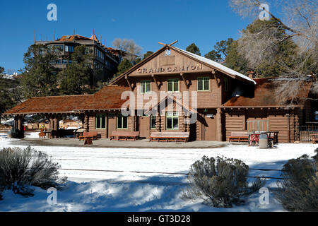 Santa Fe Deposito (Grand Canyon Railroad Station) e El Tovar Hotel (fondo) in inverno, il villaggio di Grand Canyon, Arizona USA Foto Stock