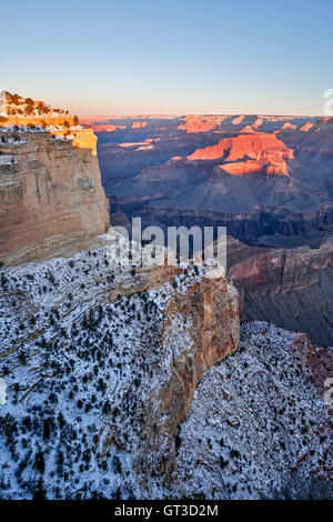 Coperte di neve bluffs e canyon, dal punto Maricopa, il Parco Nazionale del Grand Canyon, Arizona USA Foto Stock