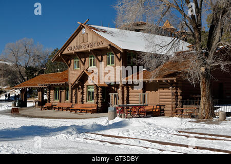 Santa Fe Deposito (Grand Canyon Railroad Station) in inverno, il villaggio, il Parco Nazionale del Grand Canyon, Arizona USA Foto Stock