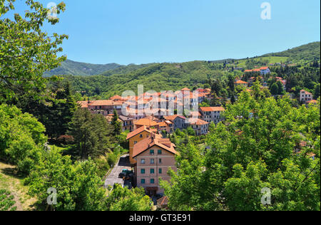 Panoramica di Crocefieschi villaggio in Liguria, Italia Foto Stock