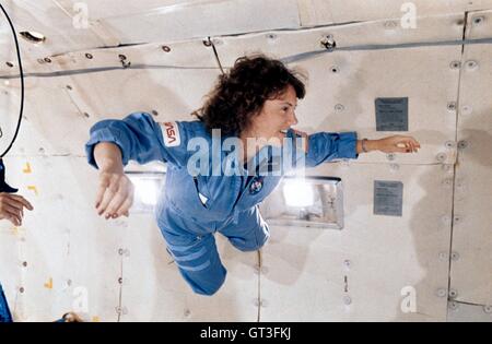 Insegnante nello spazio Christa McAuliffe durante la microgravità il training su KC-135 a ridotto contenuto di gravità zero-G Aereo Gennaio 8, 1986. McAuliffe, è stato scelto come insegnante nello spazio di volare sullo Space Shuttle Challenger missione STS-51-L che si è conclusa in un guasto catastrofico con la distruzione di Challenger, 73 secondi dopo il decollo uccidendo tutti a bordo. Foto Stock