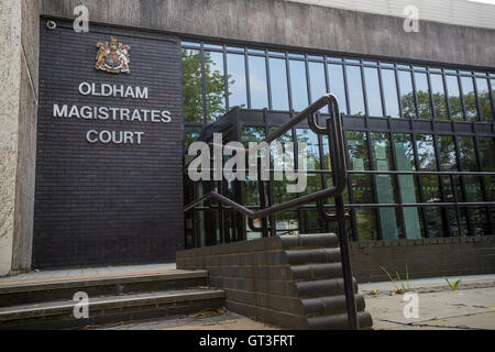 L'entrata frontale di Oldham Magistrates Court Foto Stock