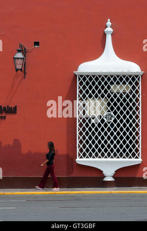 La città di Trujillo. Architettura tradizionale. Arte coloniale Eleganti facciate e balconi in legno e tonalità pastello caratterizzano le case coloniali in Plaza de Armas in Trujillo, Perú Foto Stock