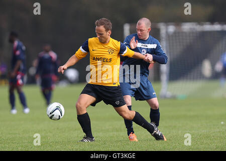 Atletico angeli (giallo) vs Wounded Knee - Hackney & Leyton Domenica League calcio a sud di Marsh, Hackney , Londra - 12/10/14 - fatturazione automatica si applica ove appropriato - contact@tgsphoto.co.uk - NESSUN USO NON RETRIBUITO Foto Stock