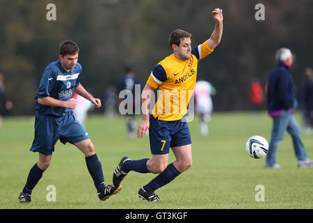 Atletico angeli (giallo) vs Wounded Knee - Hackney & Leyton Domenica League calcio a sud di Marsh, Hackney , Londra - 12/10/14 - fatturazione automatica si applica ove appropriato - contact@tgsphoto.co.uk - NESSUN USO NON RETRIBUITO Foto Stock