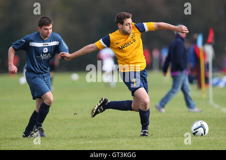 Atletico angeli (giallo) vs Wounded Knee - Hackney & Leyton Domenica League calcio a sud di Marsh, Hackney , Londra - 12/10/14 - fatturazione automatica si applica ove appropriato - contact@tgsphoto.co.uk - NESSUN USO NON RETRIBUITO Foto Stock