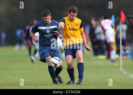 Atletico angeli (giallo) vs Wounded Knee - Hackney & Leyton Domenica League calcio a sud di Marsh, Hackney , Londra - 12/10/14 - fatturazione automatica si applica ove appropriato - contact@tgsphoto.co.uk - NESSUN USO NON RETRIBUITO Foto Stock