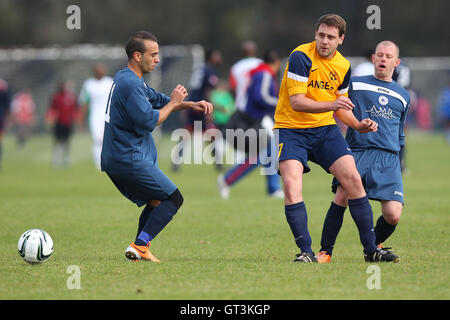 Atletico angeli (giallo) vs Wounded Knee - Hackney & Leyton Domenica League calcio a sud di Marsh, Hackney , Londra - 12/10/14 - fatturazione automatica si applica ove appropriato - contact@tgsphoto.co.uk - NESSUN USO NON RETRIBUITO Foto Stock