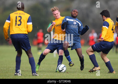 Atletico angeli (giallo) vs Wounded Knee - Hackney & Leyton Domenica League calcio a sud di Marsh, Hackney , Londra - 12/10/14 - fatturazione automatica si applica ove appropriato - contact@tgsphoto.co.uk - NESSUN USO NON RETRIBUITO Foto Stock