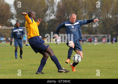 Atletico angeli (giallo) vs Wounded Knee - Hackney & Leyton Domenica League calcio a sud di Marsh, Hackney , Londra - 12/10/14 - fatturazione automatica si applica ove appropriato - contact@tgsphoto.co.uk - NESSUN USO NON RETRIBUITO Foto Stock