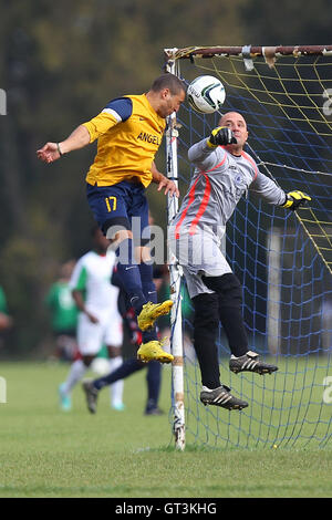 Atletico angeli (giallo) vs Wounded Knee - Hackney & Leyton Domenica League calcio a sud di Marsh, Hackney , Londra - 12/10/14 - fatturazione automatica si applica ove appropriato - contact@tgsphoto.co.uk - NESSUN USO NON RETRIBUITO Foto Stock