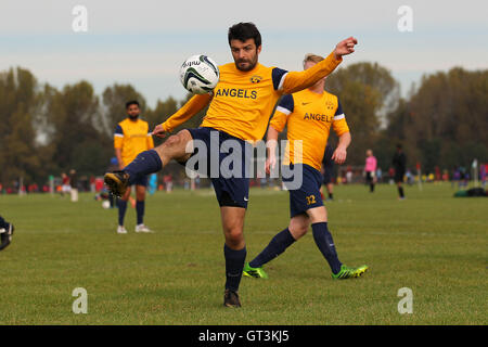 Atletico angeli (giallo) vs Wounded Knee - Hackney & Leyton Domenica League calcio a sud di Marsh, Hackney , Londra - 12/10/14 - fatturazione automatica si applica ove appropriato - contact@tgsphoto.co.uk - NESSUN USO NON RETRIBUITO Foto Stock