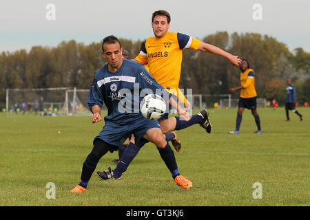 Atletico angeli (giallo) vs Wounded Knee - Hackney & Leyton Domenica League calcio a sud di Marsh, Hackney , Londra - 12/10/14 - fatturazione automatica si applica ove appropriato - contact@tgsphoto.co.uk - NESSUN USO NON RETRIBUITO Foto Stock