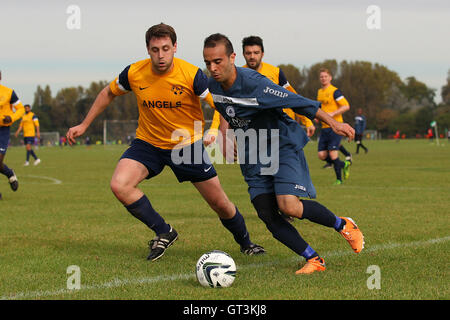 Atletico angeli (giallo) vs Wounded Knee - Hackney & Leyton Domenica League calcio a sud di Marsh, Hackney , Londra - 12/10/14 - fatturazione automatica si applica ove appropriato - contact@tgsphoto.co.uk - NESSUN USO NON RETRIBUITO Foto Stock