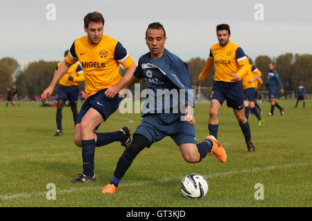 Atletico angeli (giallo) vs Wounded Knee - Hackney & Leyton Domenica League calcio a sud di Marsh, Hackney , Londra - 12/10/14 - fatturazione automatica si applica ove appropriato - contact@tgsphoto.co.uk - NESSUN USO NON RETRIBUITO Foto Stock