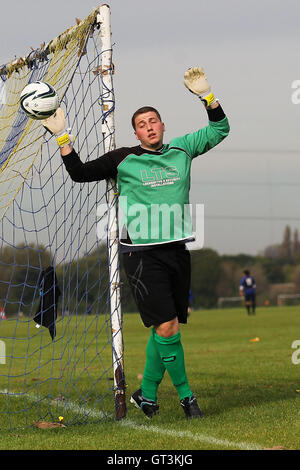 Atletico angeli (giallo) vs Wounded Knee - Hackney & Leyton Domenica League calcio a sud di Marsh, Hackney , Londra - 12/10/14 - fatturazione automatica si applica ove appropriato - contact@tgsphoto.co.uk - NESSUN USO NON RETRIBUITO Foto Stock