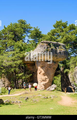 I turisti ad esplorare le formazioni rocciose sagomato mediante erosione in La Ciudad Encantada vicino a Cuenca, Spagna Foto Stock