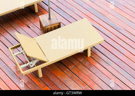 Letto in rattan su pavimento di legno. Foto Stock