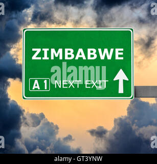 ZIMBABWE cartello stradale contro il cielo blu chiaro Foto Stock