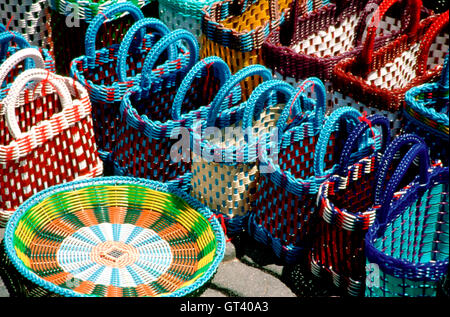 Pile di colorate a mano tessuto cesti sul visualizzatore in corrispondenza di un mercato messicano nel Zocalo di Oaxaca, Messico. Foto Stock