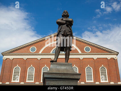 BOSTON, MASSACHUSETTS, STATI UNITI D'AMERICA - luglio 15,2016: Statua del patriota rivoluzionario, Samuel Adams, 1722-1803, nella parte anteriore della storica Faneuil Foto Stock