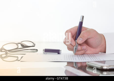 Mano con la penna sul modulo di domanda, imprenditore firma un contratto con il concetto di penna a sfera. Foto Stock