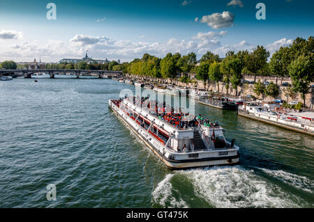 Parigi (75) 1e arr. Vista sulla Senna, crociera in barca e chiatte. La Francia. Europa Foto Stock