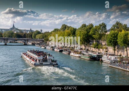 Parigi (75) 1e arr. Vista sulla Senna, crociera in barca e chiatte. La Francia. Europa Foto Stock