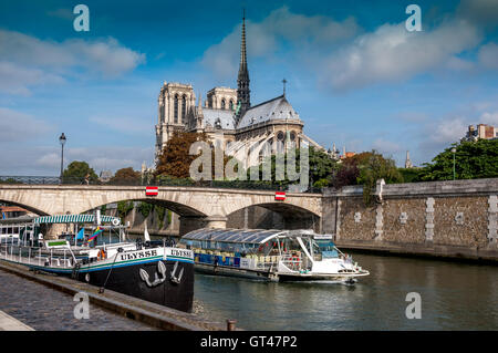 Parigi (75) 5e arr. Quai de la Tournelle, la Senna, la cattedrale di Notre Dame de Paris. Francia Foto Stock