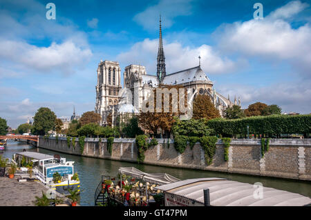 Parigi 5e arr. Quai de Montebello, fiume Senna, Cattedrale di Notre Dame de Paris. Francia Foto Stock