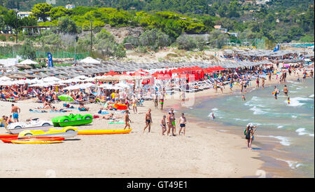 Zakynthos Greece - Agosto 15, 2016: Turisti in appoggio sulla Banana beach. Uno dei più famosi resort dell'isola greca di Zante. Foto Stock