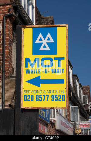 Mot mentre aspettate sign in Hounslow, Middlesex, Inghilterra Foto Stock