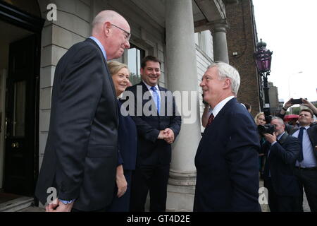 Segretario Brexit David Davis è accolto da (da sinistra a destra) Affari Esteri Minster Charlie Flanagan, Tanaiste e il Ministro della giustizia Frances Fitzgerald e del ministro degli Affari europei, Dara Murphy dopo essere arrivati a casa di Iveagh a Dublino in anticipo di colloqui. Foto Stock