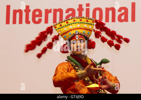 Kathmandu, Nepal. 8 Sep, 2016. Una ragazza nepalese in un costume del Kumari esegue la dea danza sulla Giornata internazionale dell'Alfabetizzazione in Kathmandu, capitale del Nepal, sul Sett. 8, 2016. Quest anno ricorre il cinquantesimo anniversario dal momento che le Nazioni Unite per l'Educazione, la scienza e la Cultura (UNESCO) proclamato sett. 8 come Giornata Internazionale dell'alfabetizzazione nel 1966 allo scopo di impegnarsi attivamente per mobilitare la comunità internazionale e di promuovere l'alfabetizzazione come strumento per potenziare le capacità dei singoli, delle comunità e delle società. © Pratap Thapa/Xinhua/Alamy Live News Foto Stock