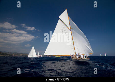 Imperia, Italia. 8 settembre 2016. Lo yacht 'Spartan' durante la navigazione a vela Vele d'Epoca, un vintage yacht concorso indetto ogni due anni ad Imperia. Foto Stock