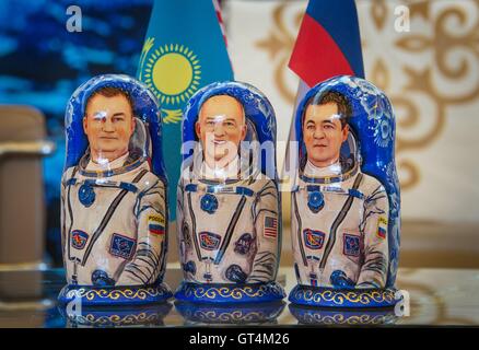 Matrioska Bambole raffiguranti la Stazione Spaziale Internazionale Expedition 48 equipaggio cosmonauta russo Alexey Ovchinin di Roscosmos, sinistra, astronauta della NASA Jeff Williams, centro e il cosmonauta russo Oleg Skripochka di Roscosmos sono visti all'equipaggio cerimonia di benvenuto all aeroporto di Karaganda, 7 settembre 2016 in Kazakistan. Foto Stock