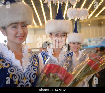 Ragazze in Kazakistan cerimoniale abito attendere per dare il benvenuto al ritorno della Stazione Spaziale Internazionale Expedition 48 membri di equipaggio a una cerimonia di benvenuto all aeroporto di Karaganda, 7 settembre 2016 in Kazakistan. Foto Stock