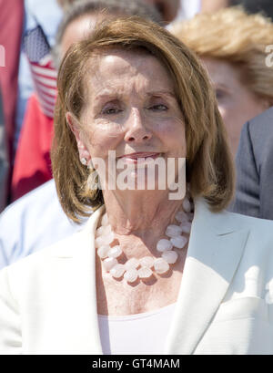 Washington DC, Stati Uniti d'America. 8 Settembre, 2016. Stati Uniti House Leader della minoranza Nancy Pelosi (Democratico della California) unisce i deputati democratici della Camera dei Rappresentanti e del Senato americano come assemblare in Oriente passi del Campidoglio degli Stati Uniti per chiamare sulla leadership repubblicana in entrambi gli organi legislativi per la pianificazione di voti sui finanziamenti per la lotta contro il virus di Zika, di vietare ai cittadini sul federal ''no fly'' elenco dall'acquisto di armi e di effettuare audizioni ciate Giustizia della U Credito: ZUMA Press, Inc./Alamy Live News Foto Stock