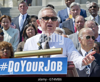 Washington DC, Stati Uniti d'America. 8 Settembre, 2016. Senato degli Stati Uniti di leader della minoranza Harry Reid (Democratico del Nevada) rende note come i deputati democratici della Camera dei Rappresentanti e del Senato americano assemblare in Oriente passi del Campidoglio degli Stati Uniti per chiamare sulla leadership repubblicana in entrambi gli organi legislativi per la pianificazione di voti sui finanziamenti per la lotta contro il virus di Zika, di vietare ai cittadini sul federal ''no fly'' elenco dall'acquisto di armi e di effettuare audizioni ciate giustizia del Credit: ZUMA Press, Inc./Alamy Live News Foto Stock